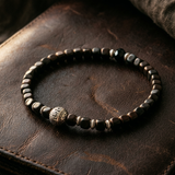 Black-Hematite-Armband auf dunklem Leder