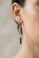 Silbercreole mit schwarzem Onyx und Kreuz-Anhänger – Black Onyx Line