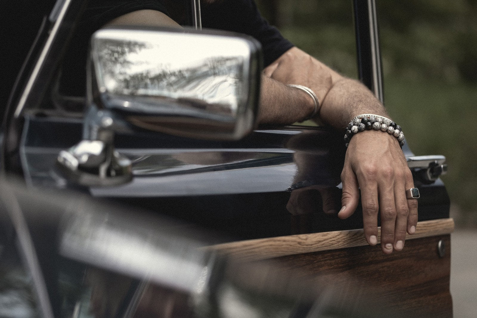 Originale JALA-KORSAR-Lifestyleaufnahme mit getragenem Schmuck am Arm