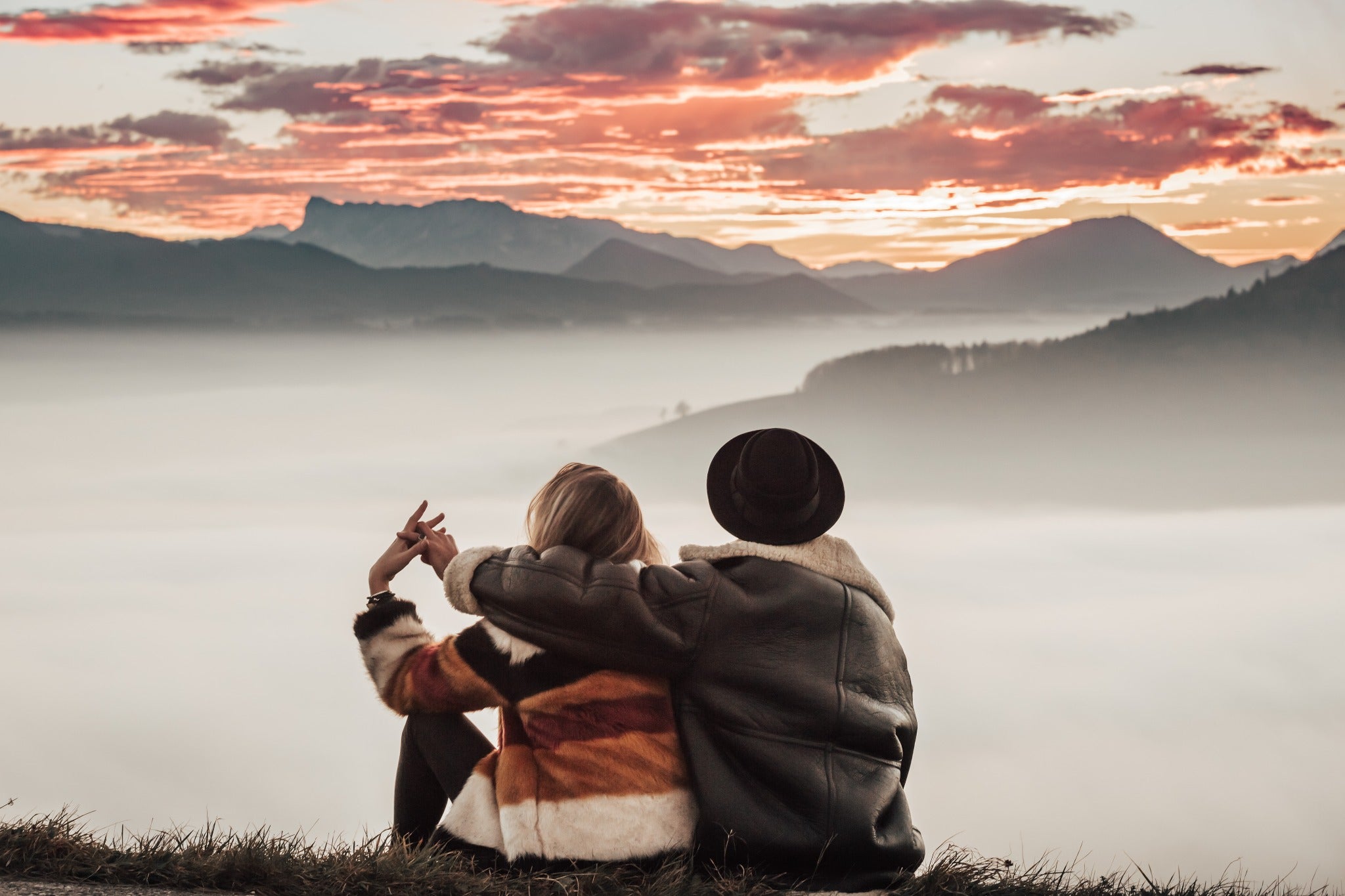 Jan und Lydia bei Sonnenuntergang am See, mit Blick auf die Berge